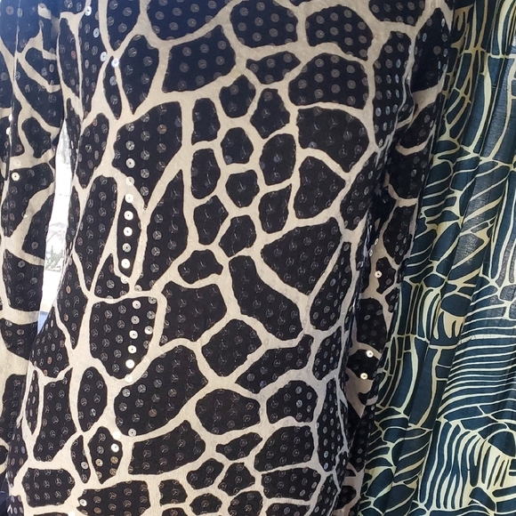 Chic Black and White Animal Print Top - Picture 3 of 7